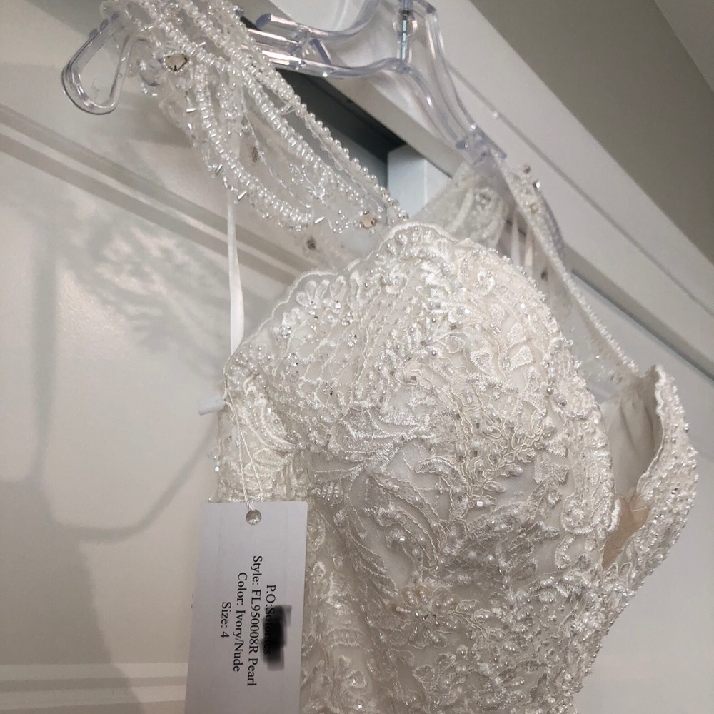 Unworn Flores by Angel Rivera Wedding Dress Size 4